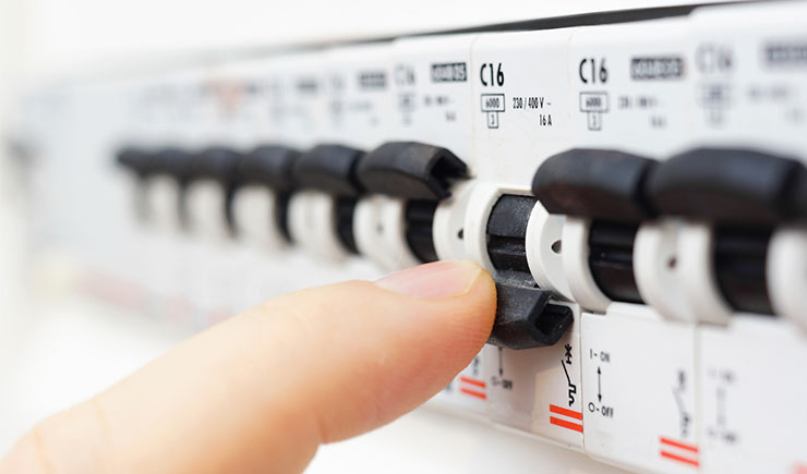 trabajos de electricidad en una reforma